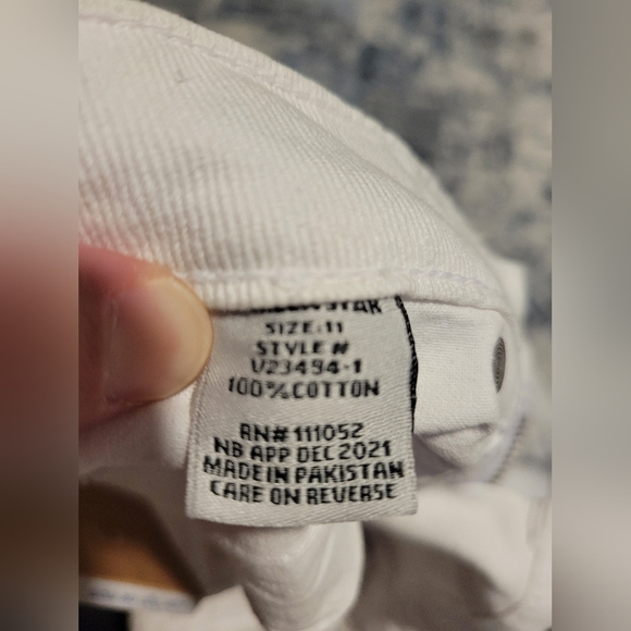 Vanilla Star White Mom Jeans High Rise Tapered Distressed- Size 11 New - Picture 10 of 12